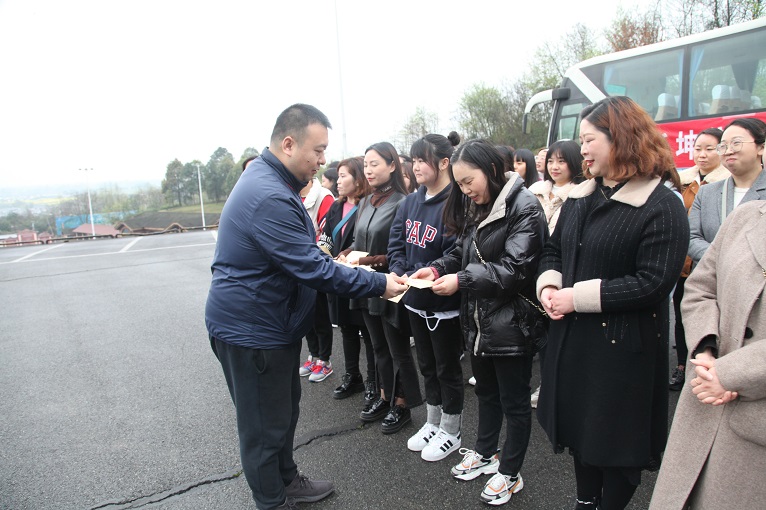 登山踏青歡度“三八婦女節”